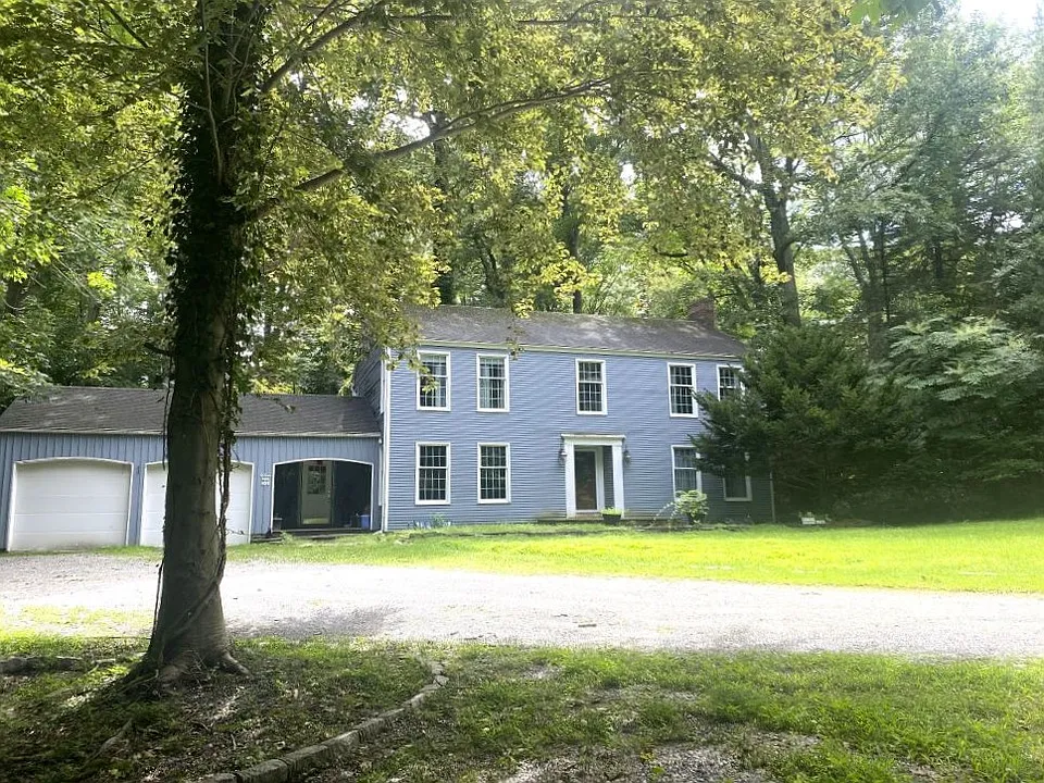28 Paumonek Dr