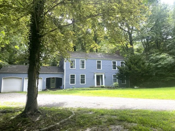 28 Paumonek Dr, Huntington, NY 11743