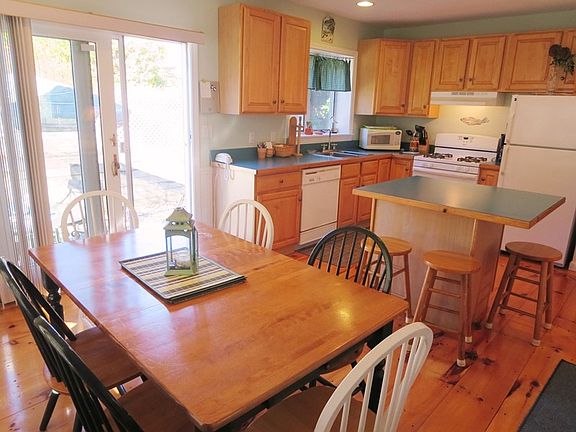 Dining area with seating for 6.