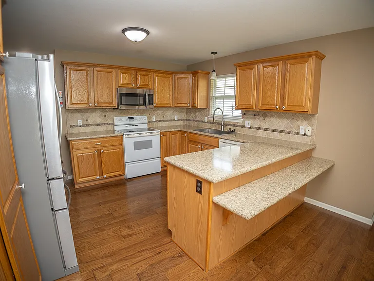 3725 Oxford Rd — Photo 10