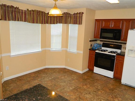 3rd image of 7546 Diven St