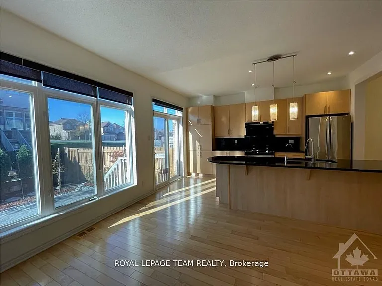 1189 Tischart Cres — Photo 9