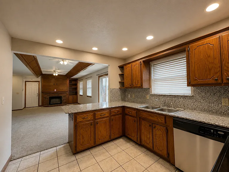 936 W Tesio Way — Photo 23