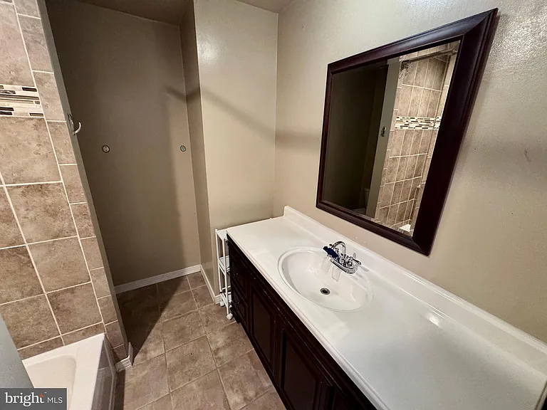 122 Columbus Cv — Photo 33