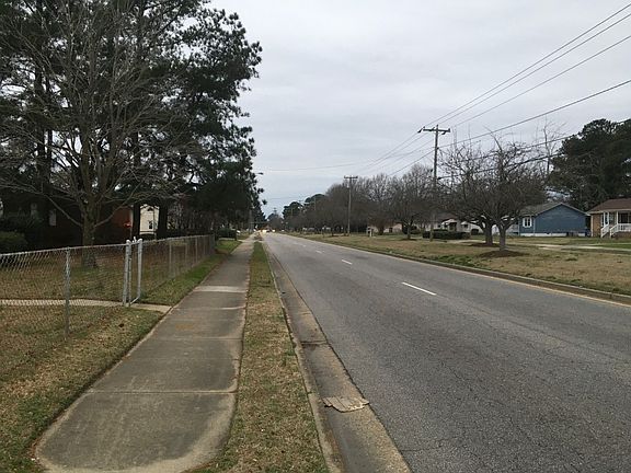 4th image of 3807 Greenwood Dr