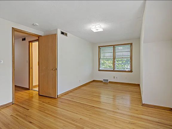 4th image of 2549 35th Ave S