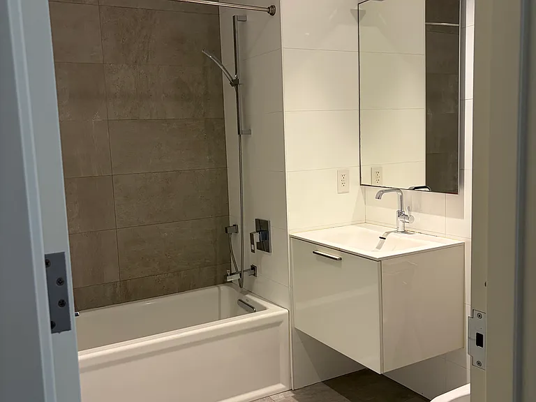 24-12 42nd Rd #7C — Photo 4