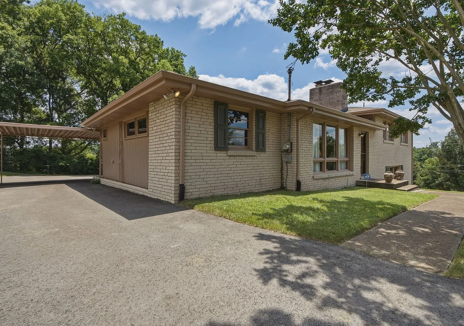Welcome to a rare opportunity to experience authentic mid-century modern living in one of Nashvil... — Photo 3