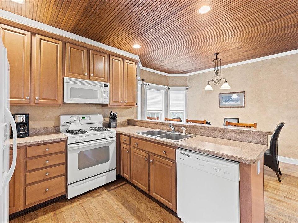 122 Elm St, Saratoga Springs, NY 12866 Zillow