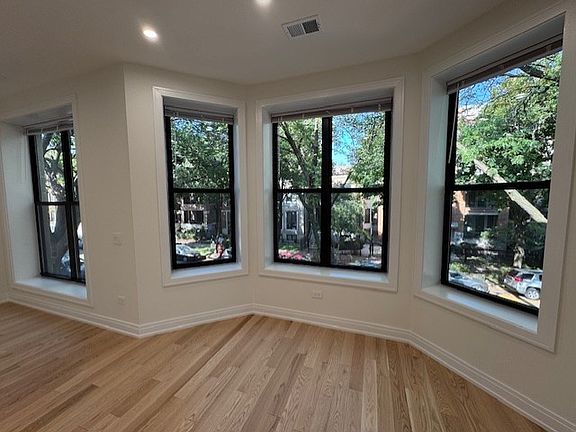 5th image of 715 W Aldine Ave