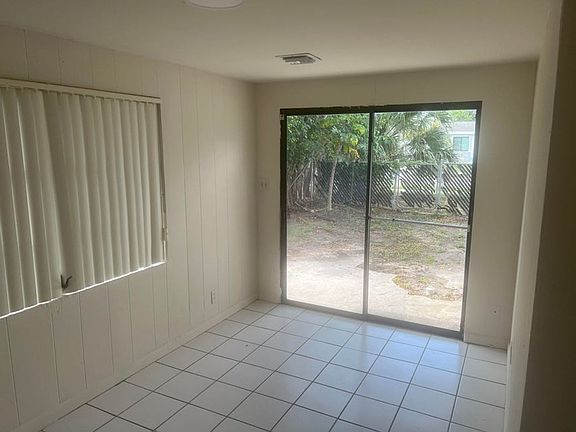 4th image of 2410 SW 44th Ave