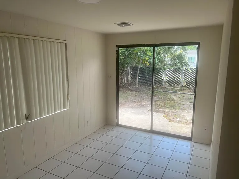 2410 SW 44th Ave — Photo 4