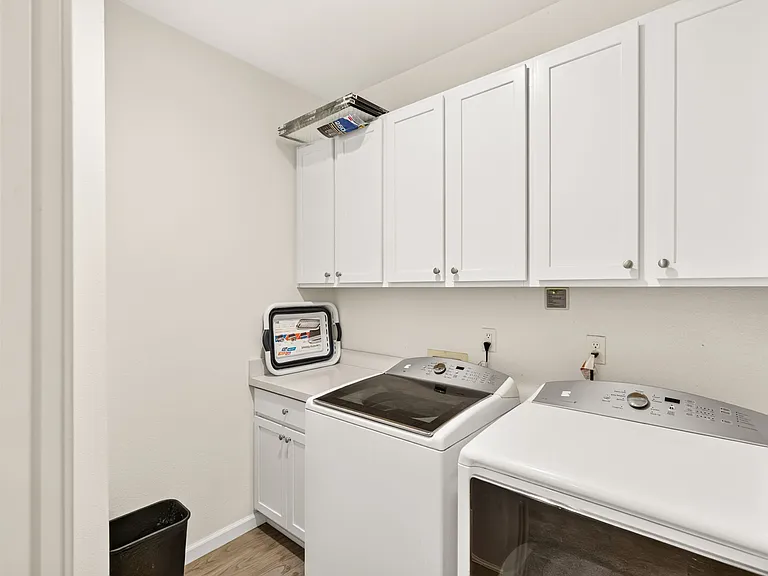 2280 Altamira Dr — Photo 16