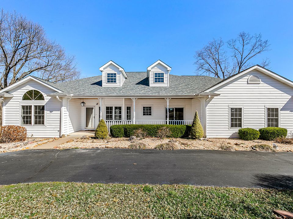 1st image of 204 Oak Grove Ln