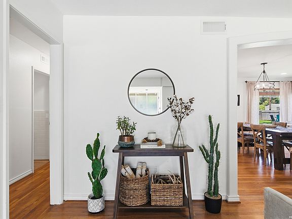 4th image of 1105 N Park