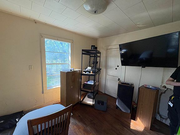 3rd image of 132 Hansford St
