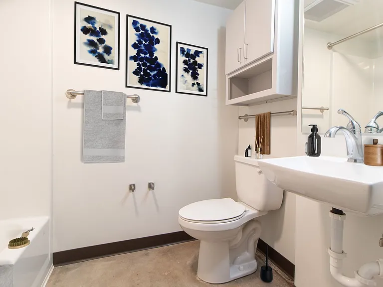521 W 2nd Street - Leijona — Photo 85