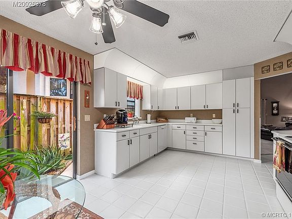 3rd image of 2626 La Lique Cir