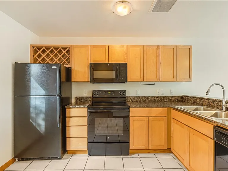 730 NW Naito Pkwy #E22 — Photo 3
