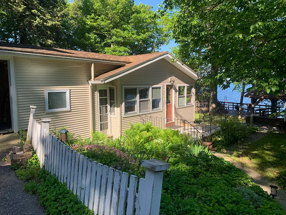 135 White Farm Dr