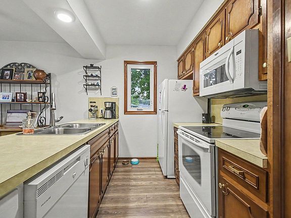 4th image of 644 Village Ln #90
