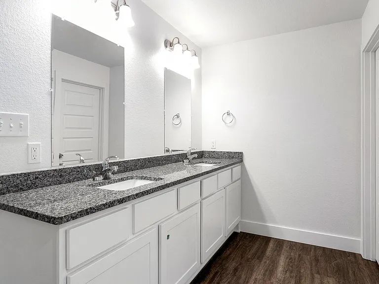 1904 Royal Loop — Photo 12