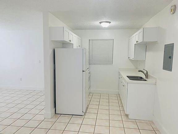 4th image of 580 NE 127th St