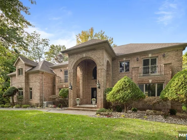 18 Richard Ct, Closter, NJ 07624