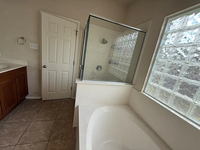1514 Kothman Dr — Photo 2
