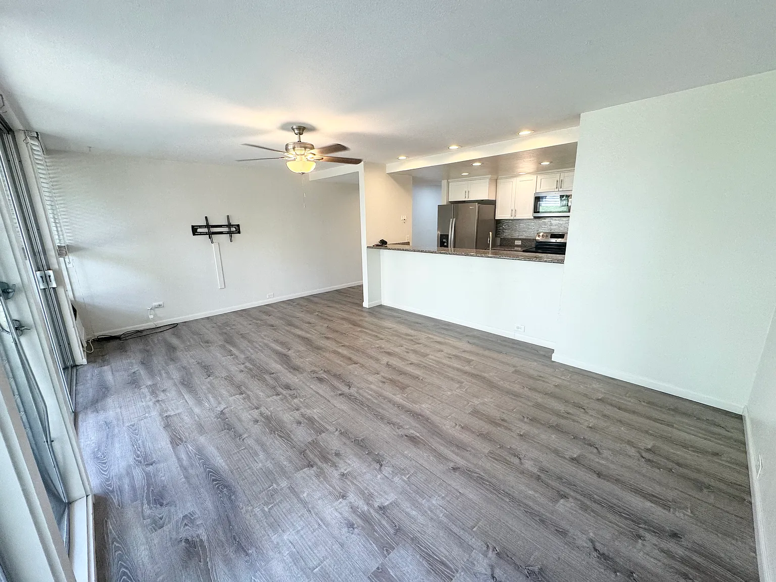 3 bed, 1056 sqft, $3,400 — Photo 4