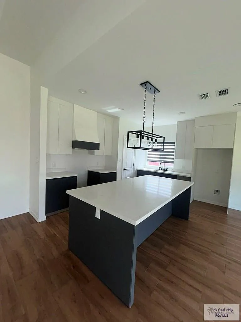 3 bed, 2.5 bath, 1800 sqft, $2,300 — Photo 3
