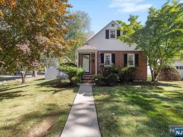 129 Stratford Rd, Dumont, NJ 07628