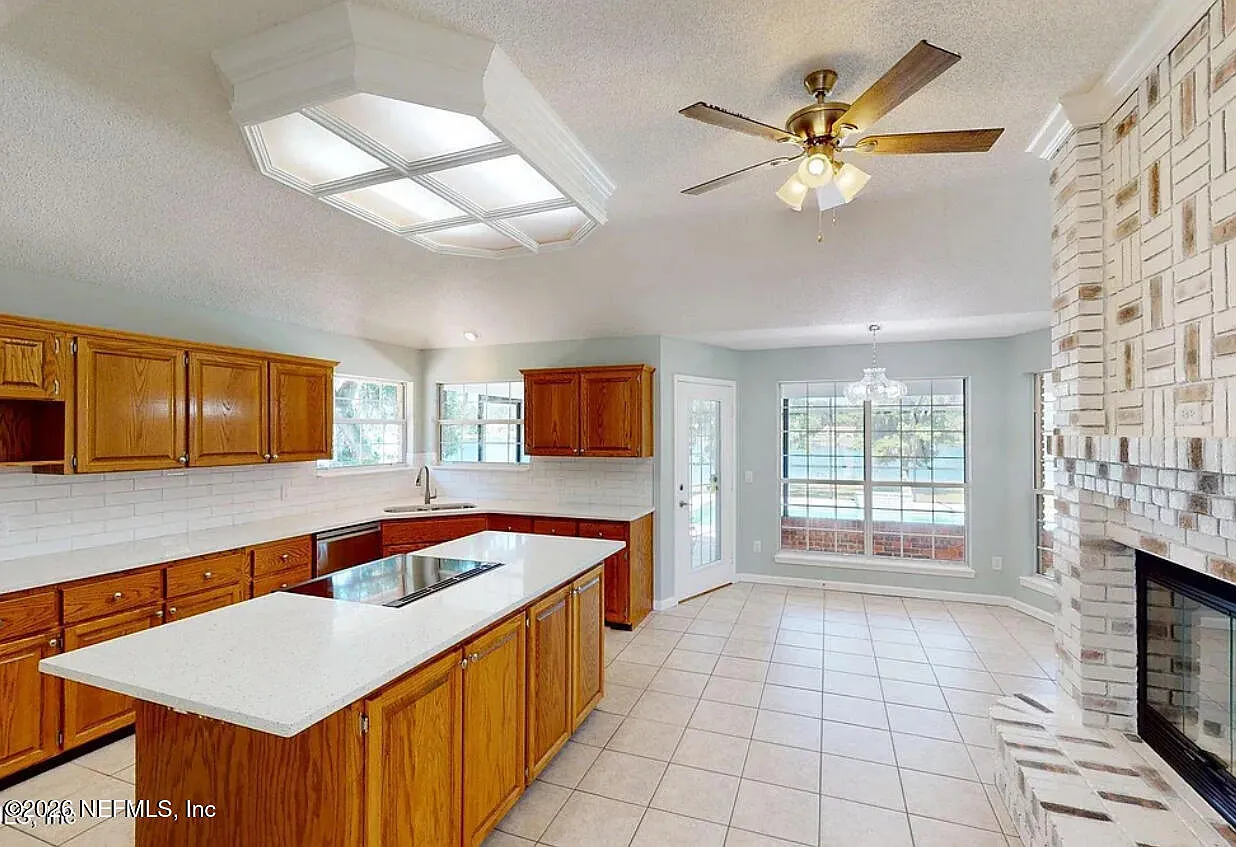 3 bed, 2.5 bath, 2318 sqft, $3,800 — Photo 4
