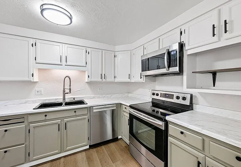 2105 Hawkins Ln — Photo 22