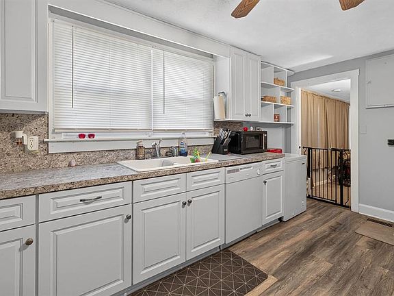 5th image of 1676 S Parkdale Dr