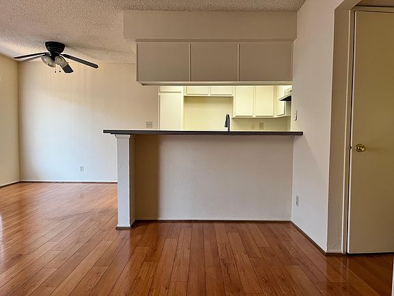 3rd image of 636 E Verdugo Ave