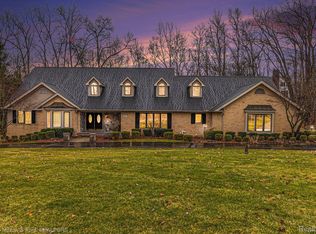 9312 Sycamore Trl, Brighton, MI 48114