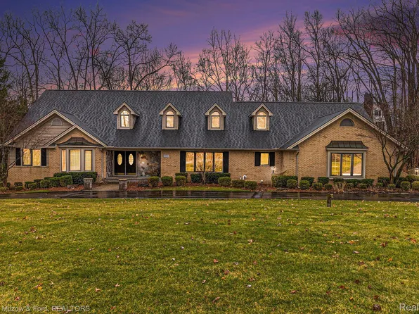 9312 Sycamore Trl, Brighton, MI 48114