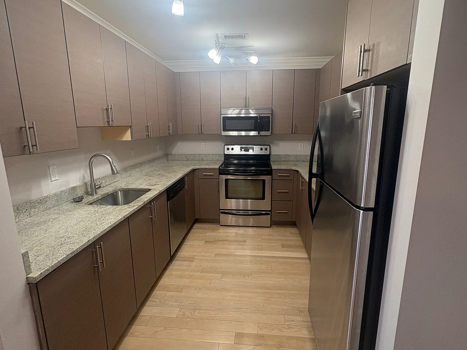 1 bed, 1003 sqft, $2,750 — Photo 3