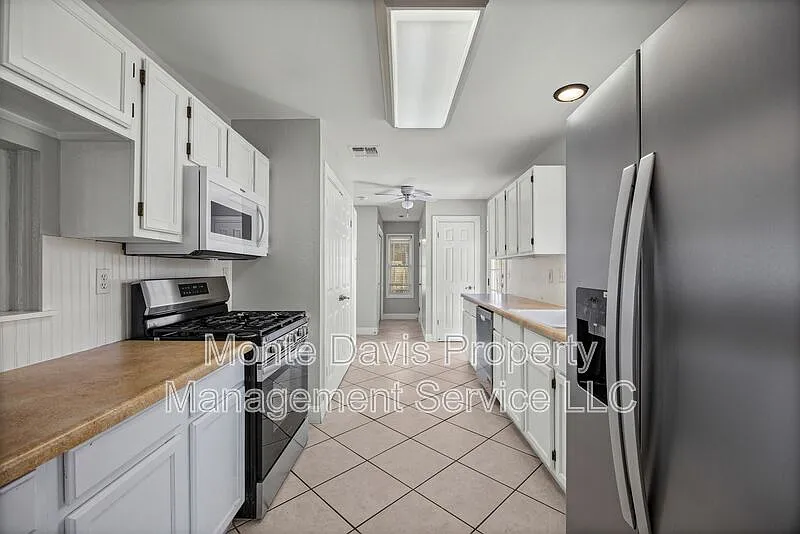 3 bed, 2.5 bath, 1605 sqft, $2,175 — Photo 4