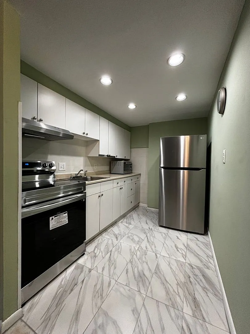 Available NOW! Won't last Oversized 1 Bedroom!! — Photo 1