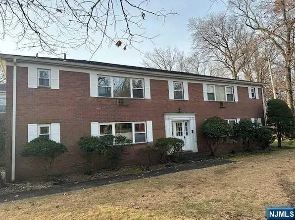 1 Rolling Ridge Rd, Montvale, NJ 07645