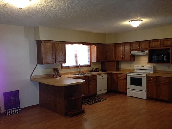 Kitchen Eating Bar - Enough Room for a TV/Couch