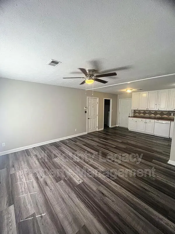 4 bed, 2.0 bath, 1300 sqft, $1,795 — Photo 2