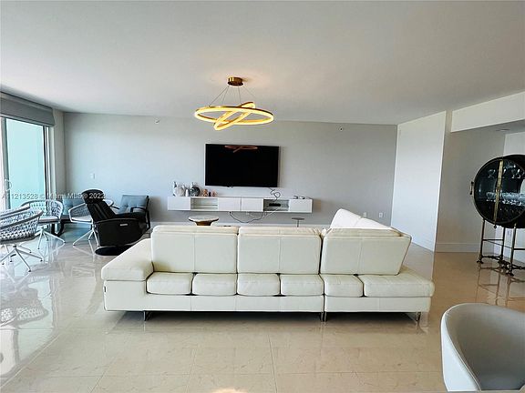 5th image of 20201 E Country Club Dr APT 1503