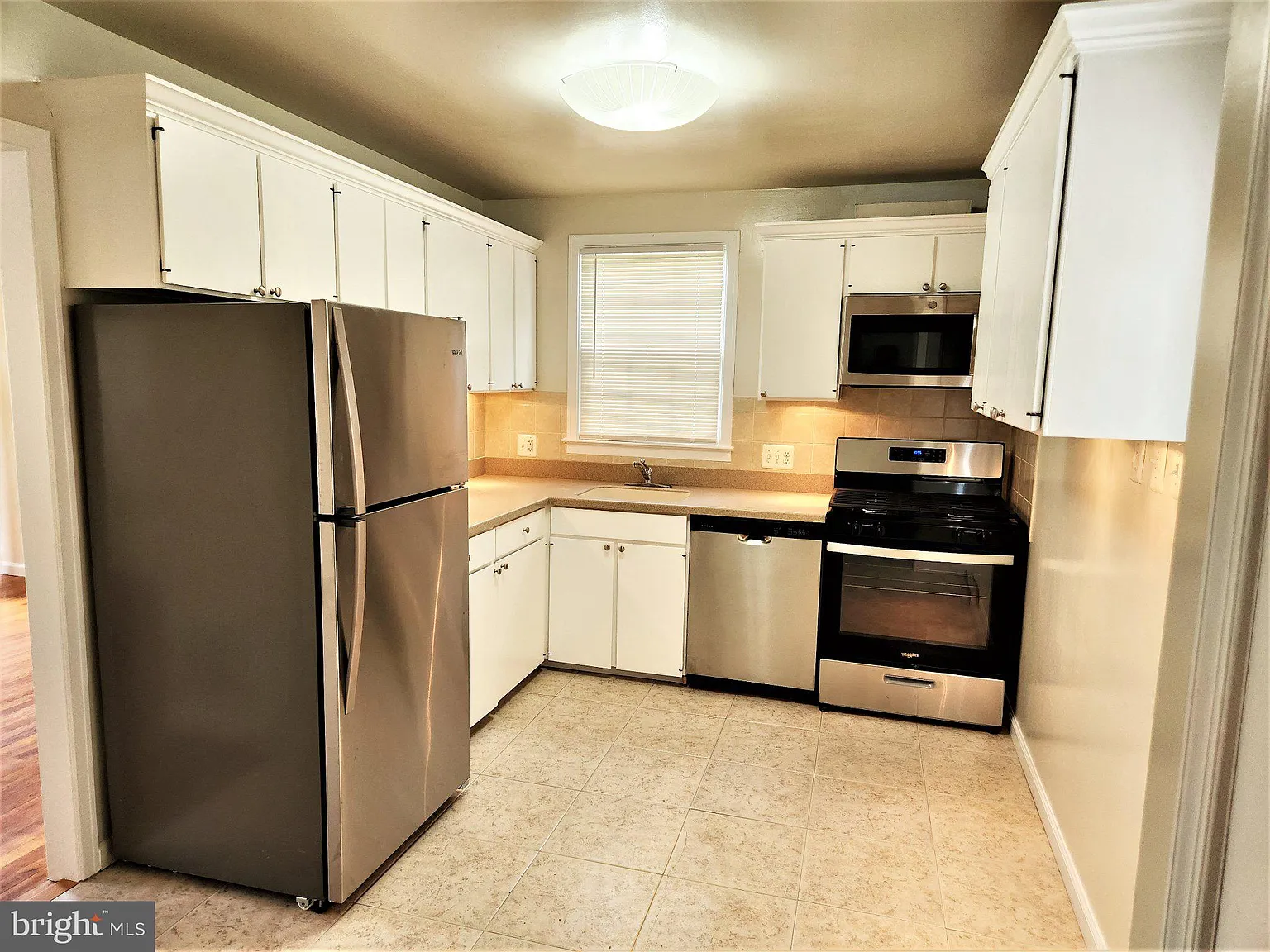 3 bed, 1.0 bath, 1008 sqft, $2,480 — Photo 4