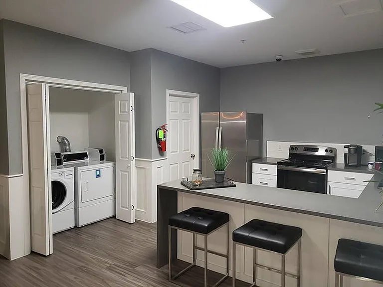 The Incline Apartments and Studios — Photo 13
