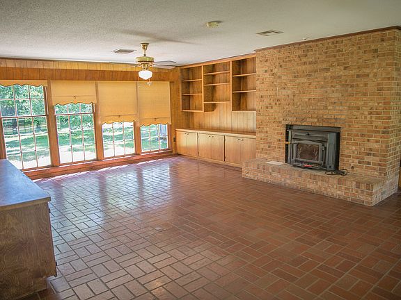 3rd image of 121 Sunset Dr