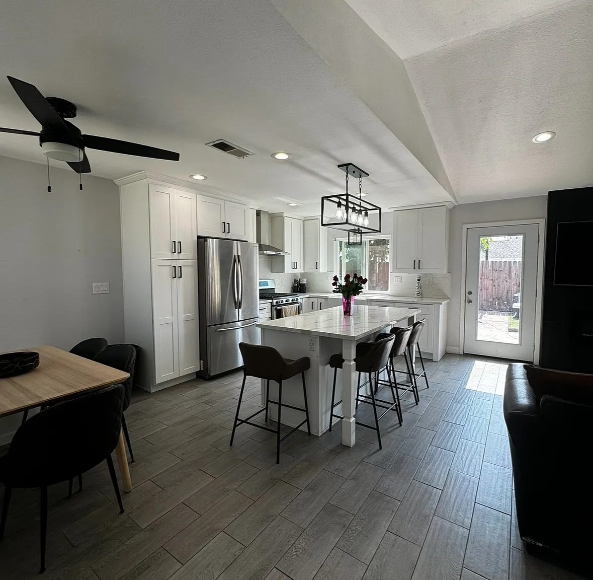 3 bed, 1164 sqft, $4,100 — Photo 2