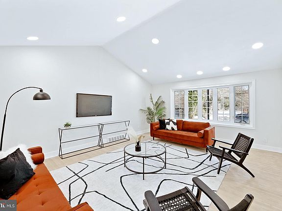5th image of 826 Pardee Ln